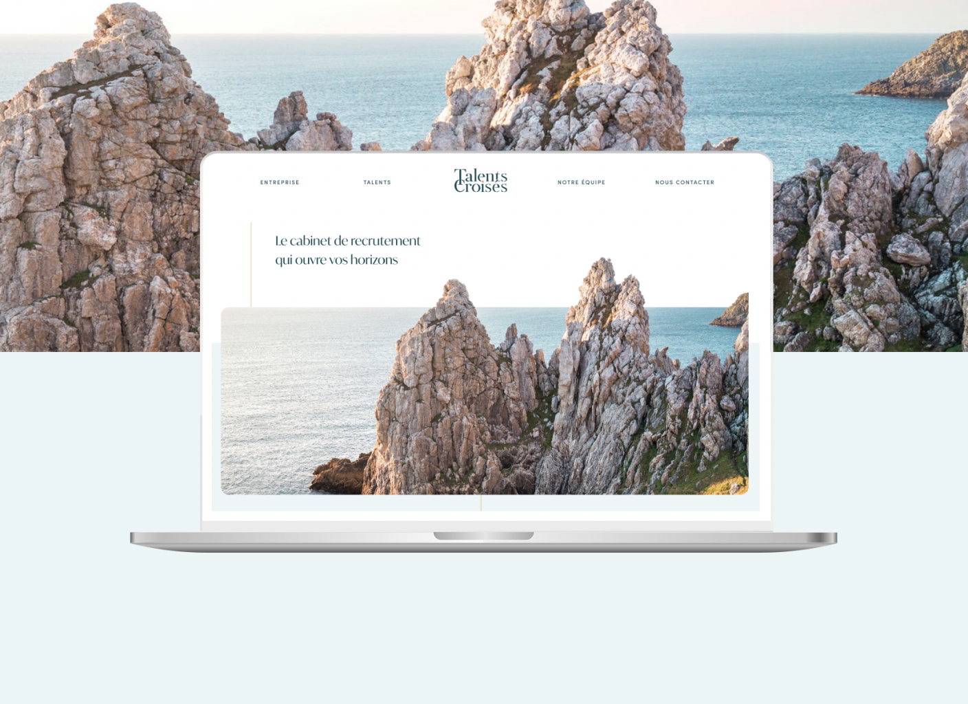 Site web Talents Croisés devant une photo de la côte bretonne